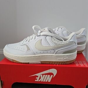 Nike women's gamma force, white/phantom-light bone